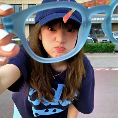 女士遛狗请牵绳